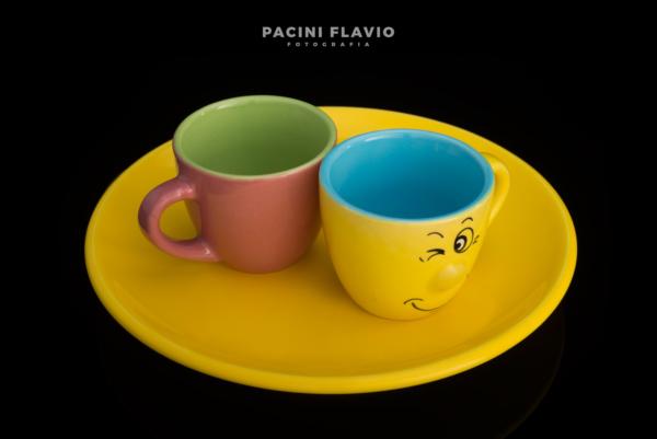 Fotografia tazzine di ceramica colorata