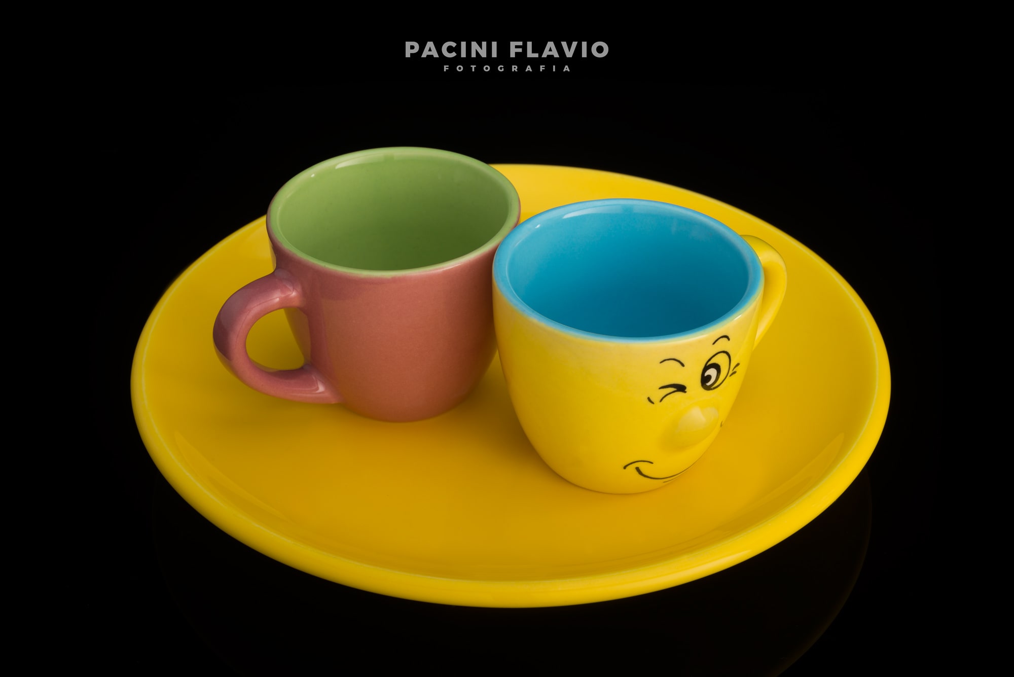 Fotografia tazzine di ceramica colorata