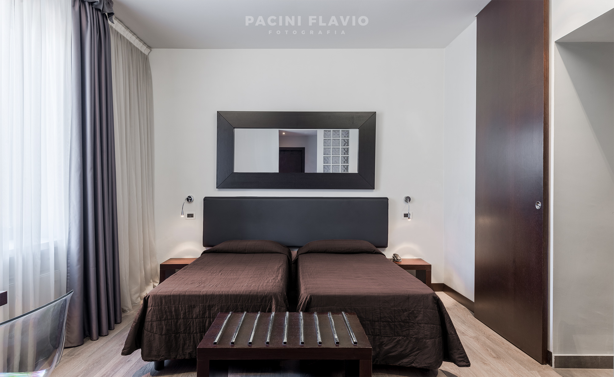 Camera d'hotel in stile moderno