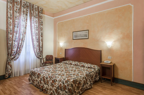 Foto di interni di camera hotel classica