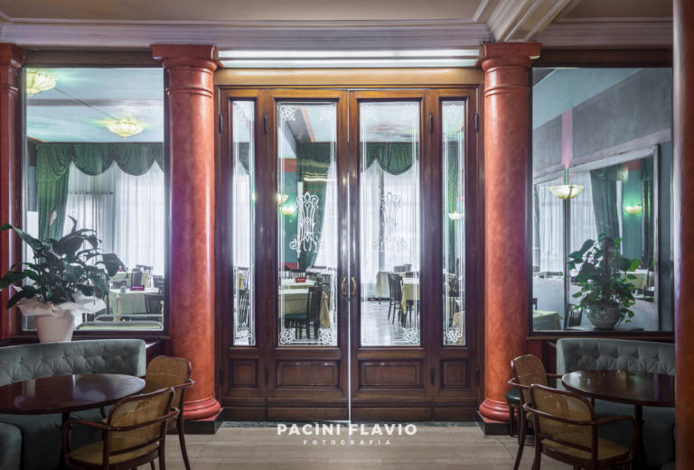 Portale a vetri di ristorante di hotel