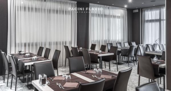 Fotografia di interni di moderno ristorante di hotel