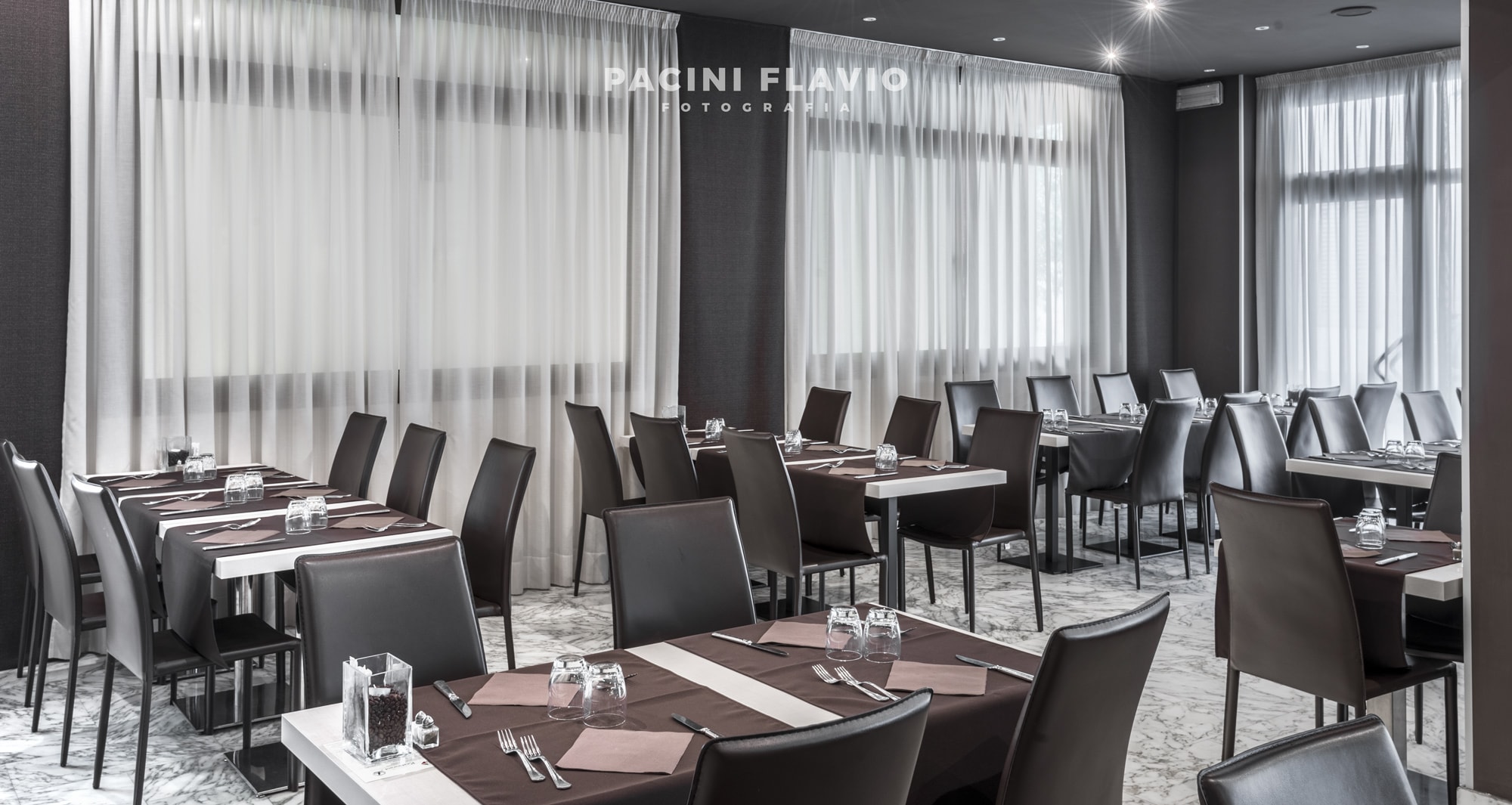 Fotografia di interni di moderno ristorante di hotel