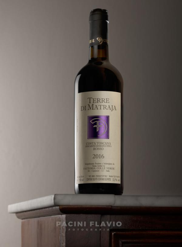 Foto still life di bottiglia di vino rosso