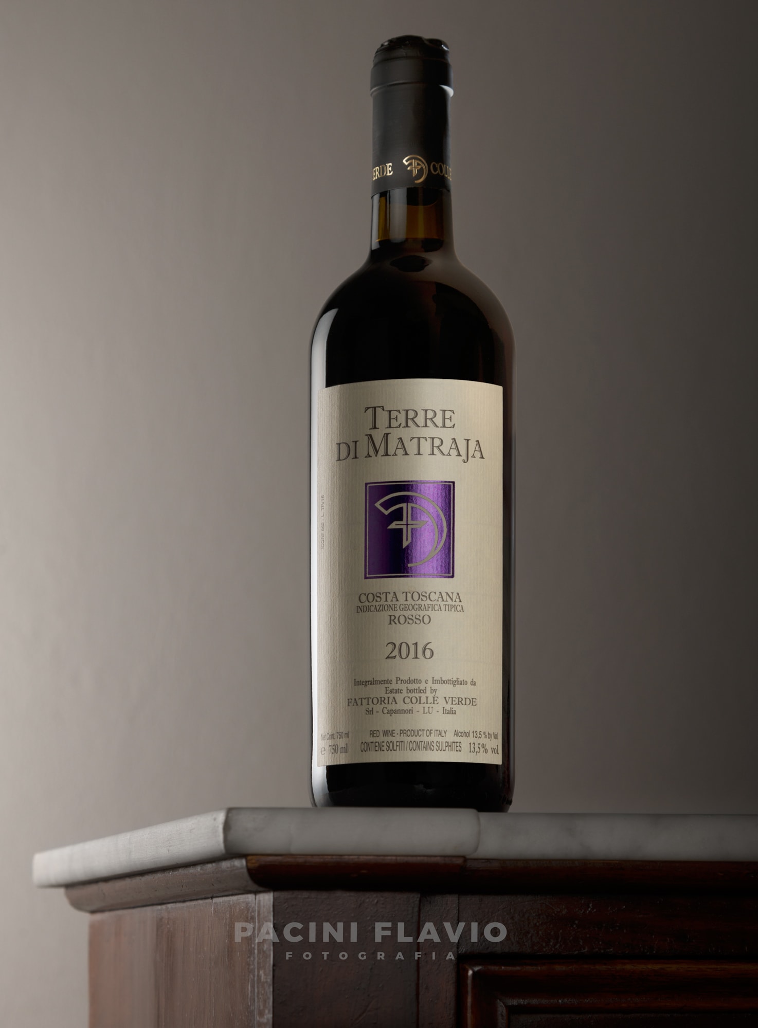 Foto still life di bottiglia di vino rosso "Terre di Matraia"