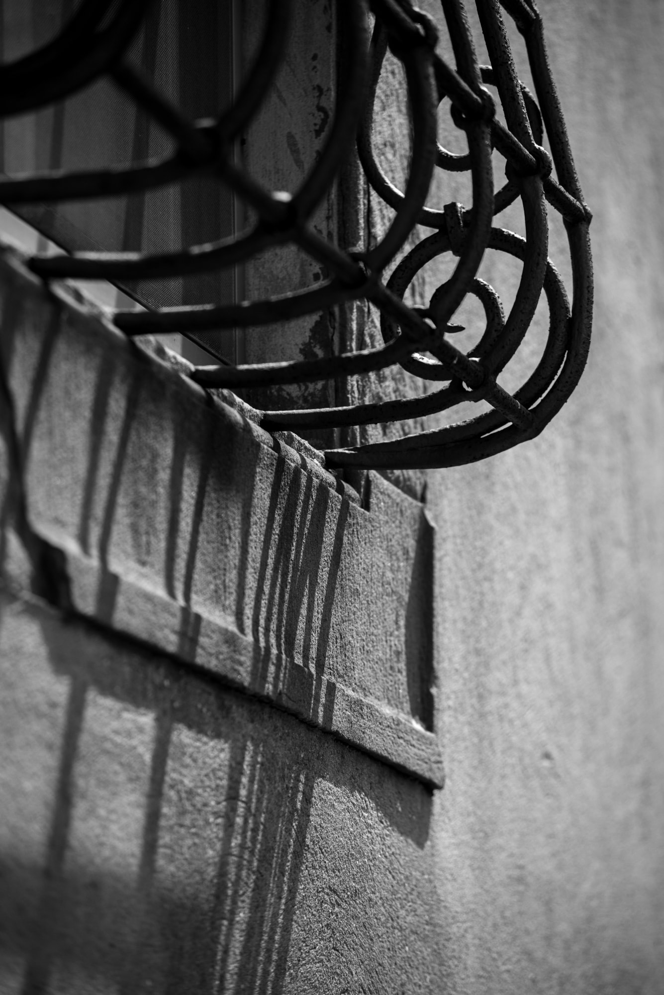 Inferriata e ombra a Montevettolini