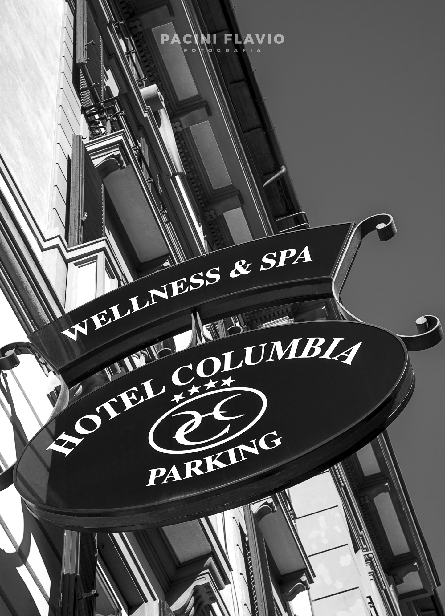 L'insegna dell'Hotel Columbia di Montecatini