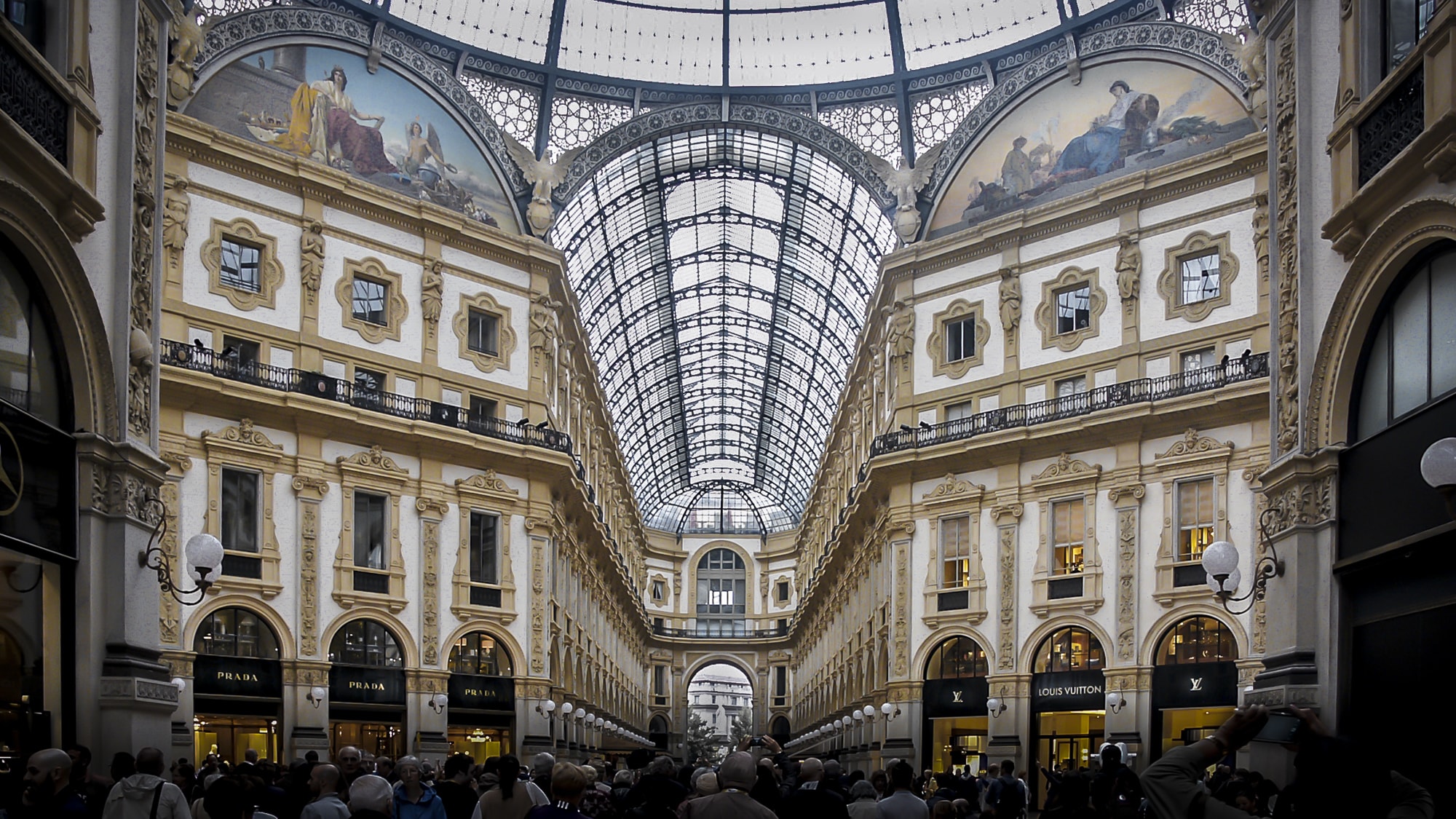 Interno della Galleria Vittorio Emanuele II a Milano