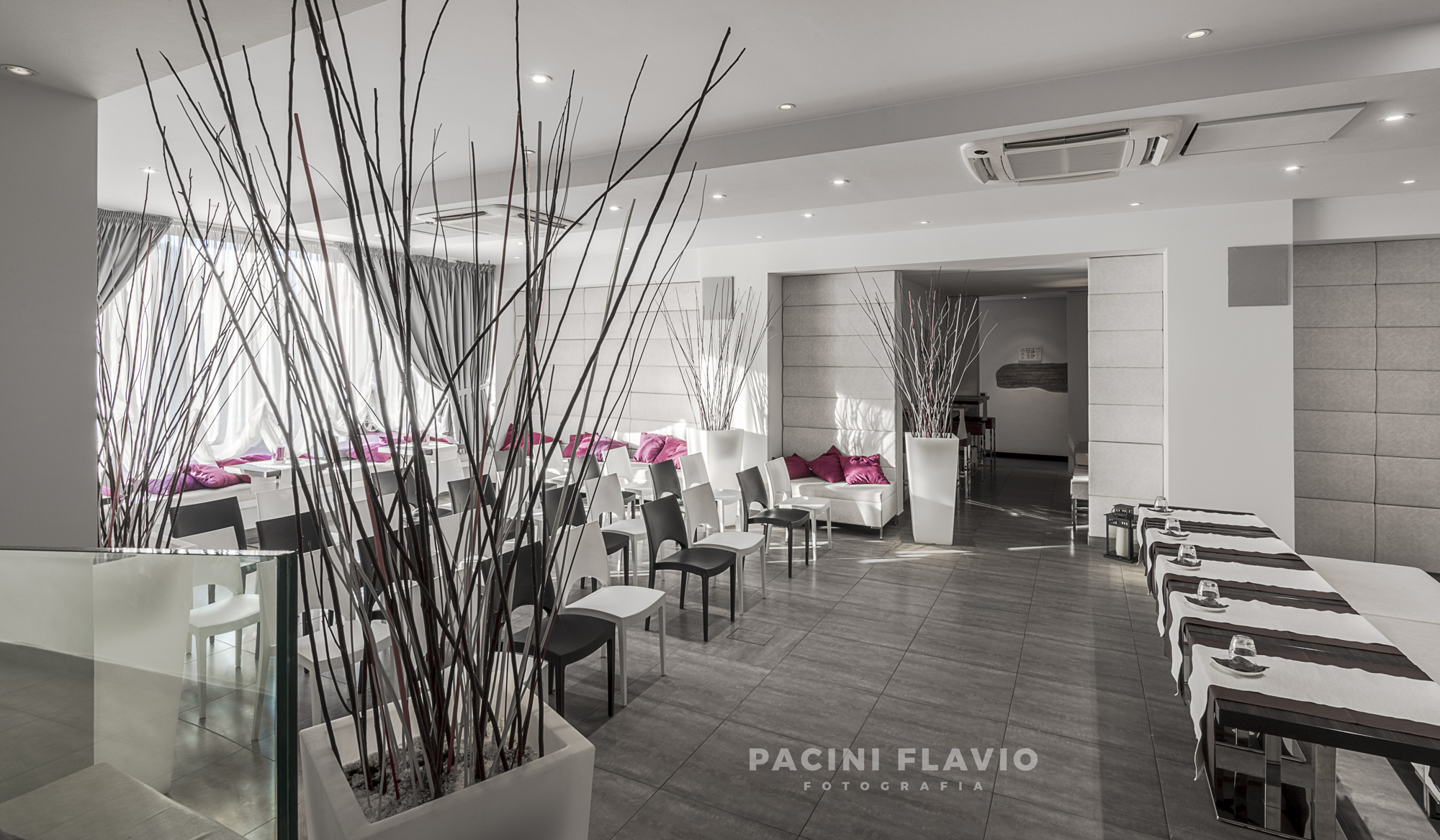 Sala conferenza di hotel nella luce del mattino