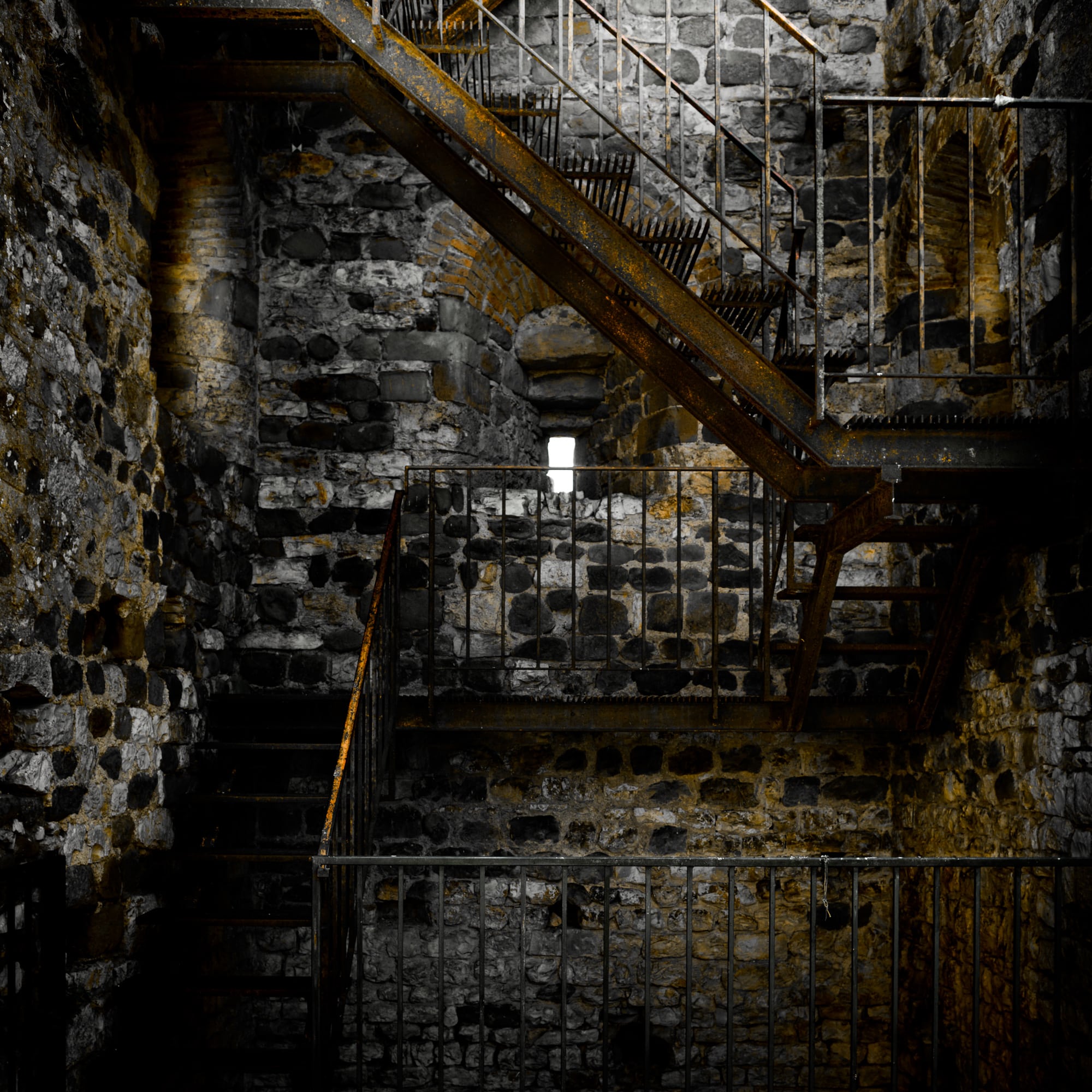 Scala in torre medievale