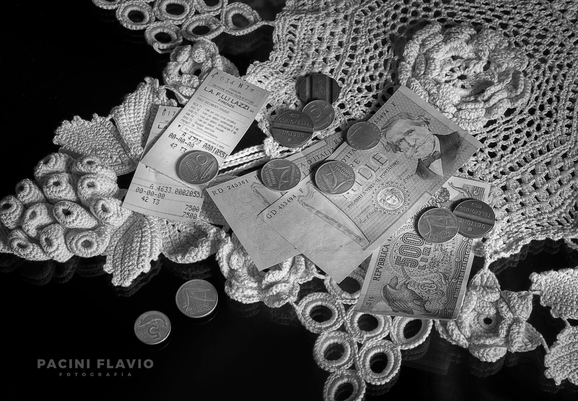 Svuotandosi le tasche