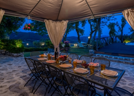 016-gazebo-apparecchiato-di-notte
